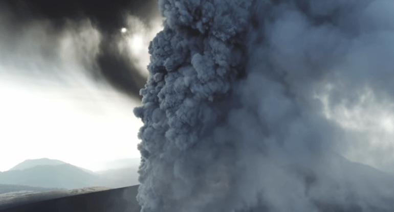 Obejrzyj: dron robi niesamowite ujęcia erupcji wulkanu!